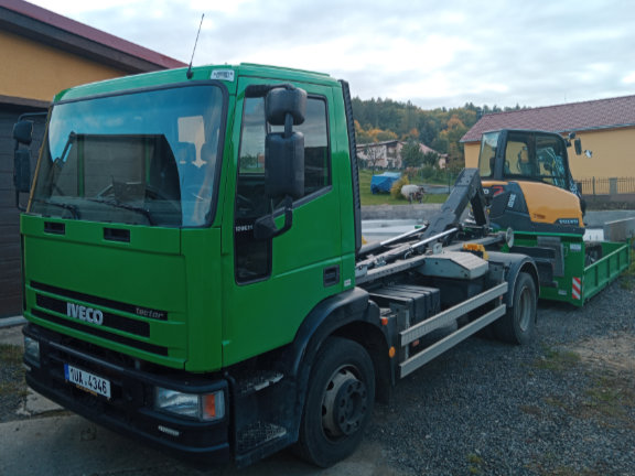 Odvoz vytěžené zeminy provádíme nákladním automobilem Iveco Eurocargo 120E24.
