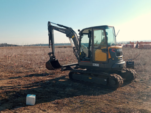 Zemní a výkopové práce provádíme minibagrem Volvo ECR 50D.