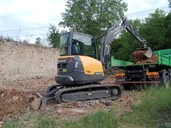 Zemní a výkopové práce provádíme minibagrem Volvo ECR 50D.